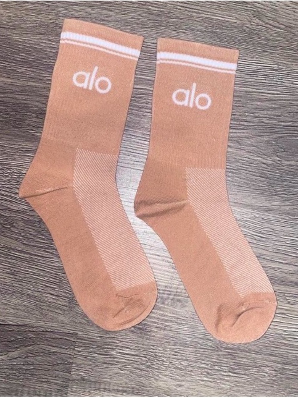 ALO Yoga Unisex Performance Crew Socks in teddy brown